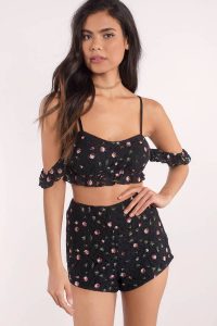 The Ashleigh Floral Cold Shoulder Crop Top is perfect for that sunny day. This floral top with spring you into floral frenzy. Wear this crop top with the matching bottoms for an adorable set.