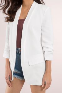 Get that luxe look with the Adriana Boyfriend Blazer. Featuring a lapel collar and side pockets. Pair with a pencil skirt and stilettos.