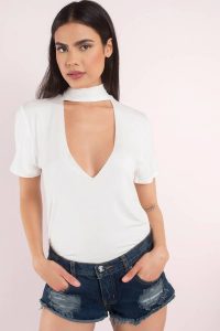 Enjoy your summers in a simple Distant Daydream Choker Tee. Featuring a plunging v neckline and short sleeves. Pair this top with a bralette and distressed denim shorts for a casual look.